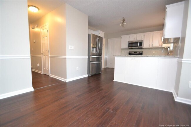Building Photo - 712 Penncross Dr