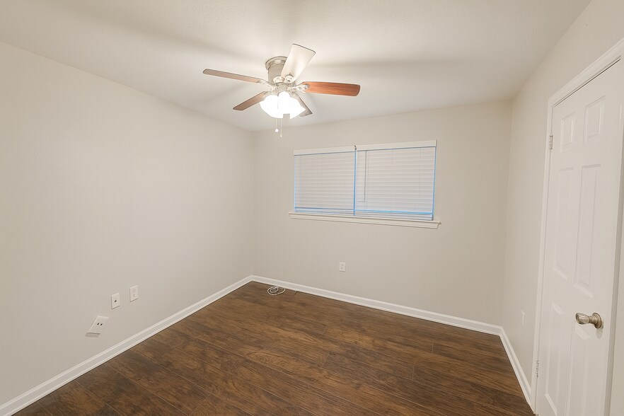 Building Photo - 9644 Meadowdale Dr