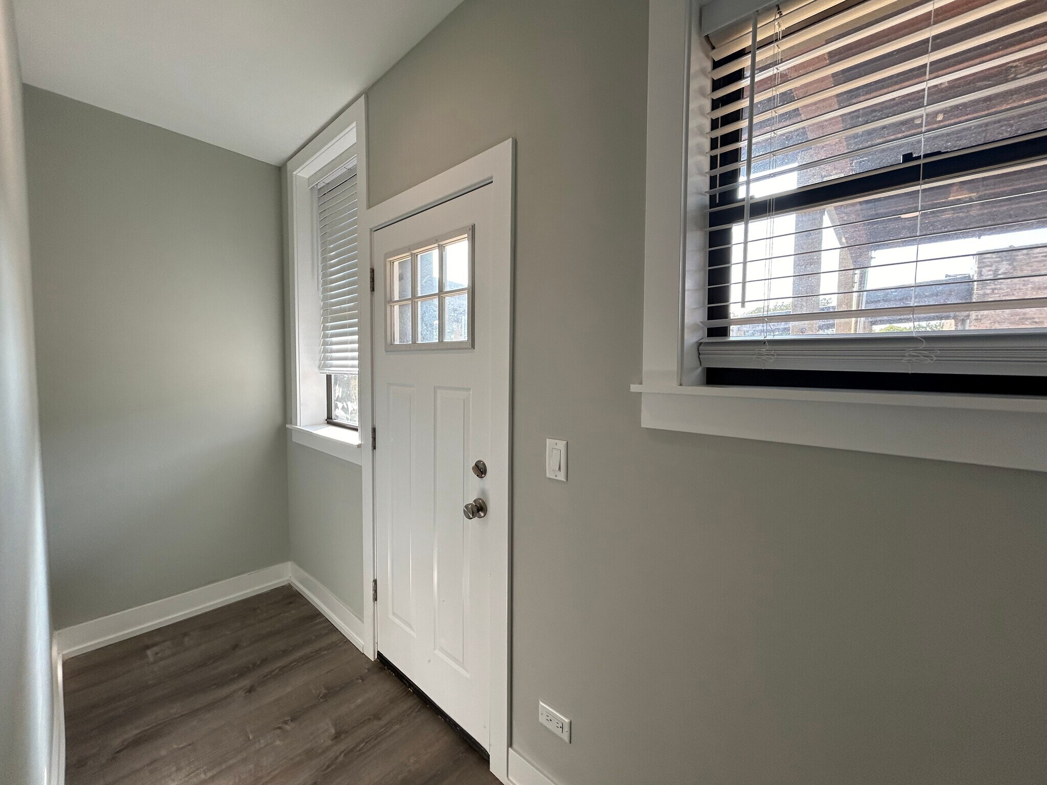 Building Photo - 1000 Crain St