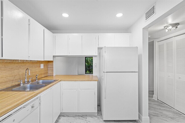 Building Photo - 330 W Park Dr