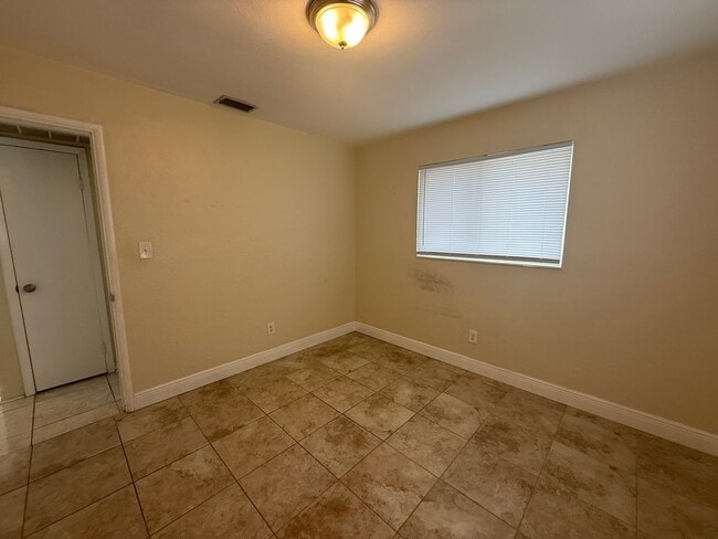 Building Photo - Highly Desired Tyrone home 2/1.5