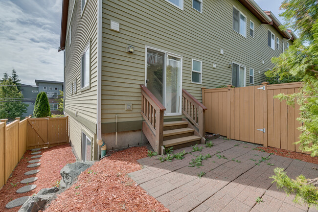 Building Photo - Rooftop Deck & Convenient Seattle Location