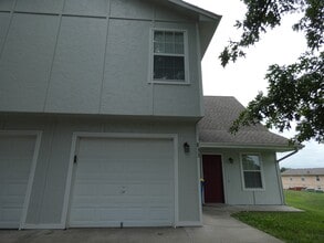 Building Photo - 833 Spring Ct