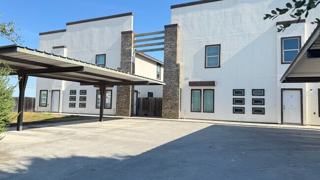 Primary Photo - 219 Fig Dr