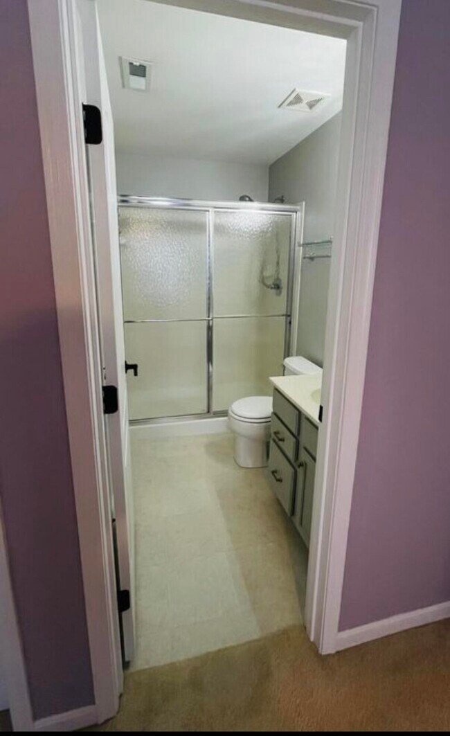 Building Photo - 422 Breezewood Ct