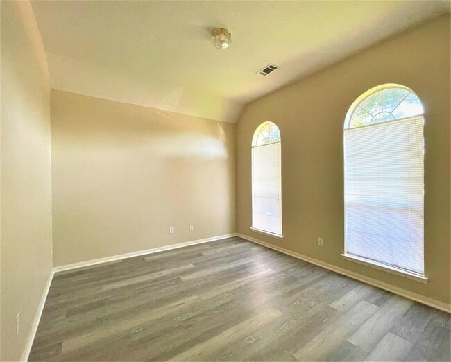 Building Photo - 2115 Hollyfield Ln