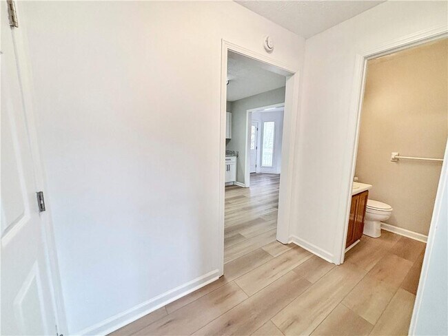 Building Photo - 5907 Brookside Dr SE