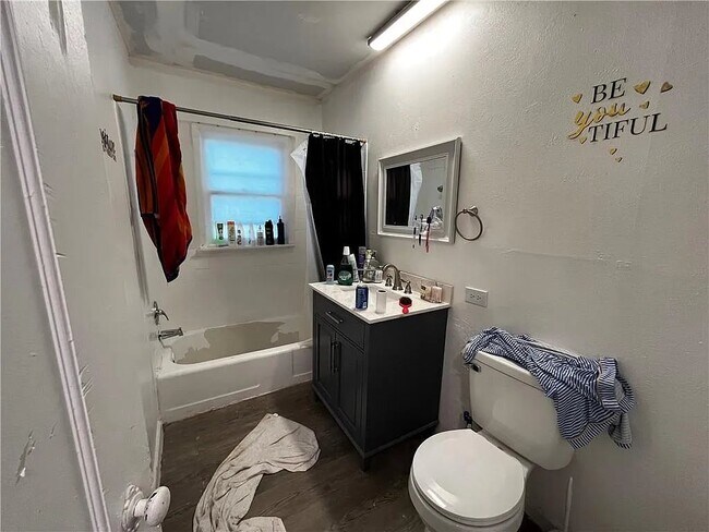 Building Photo - 1110 W Elder Ave