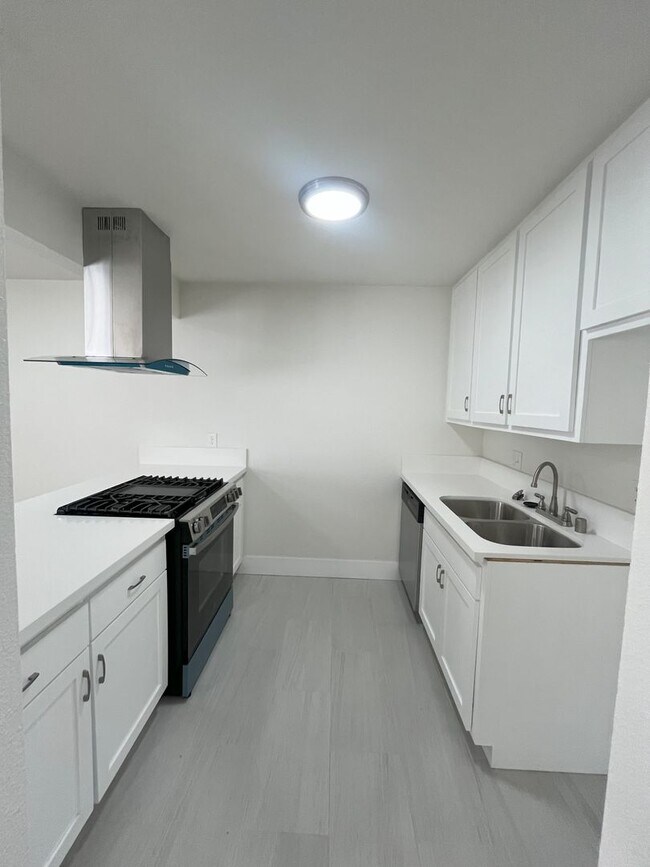Building Photo - Downstairs Unit Newly Remodeled!!! MUST SE...