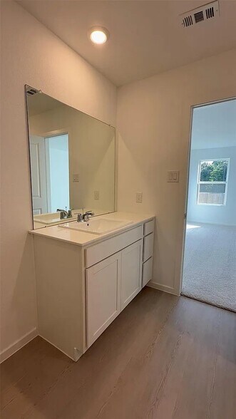 Building Photo - 331 Parkin Ct