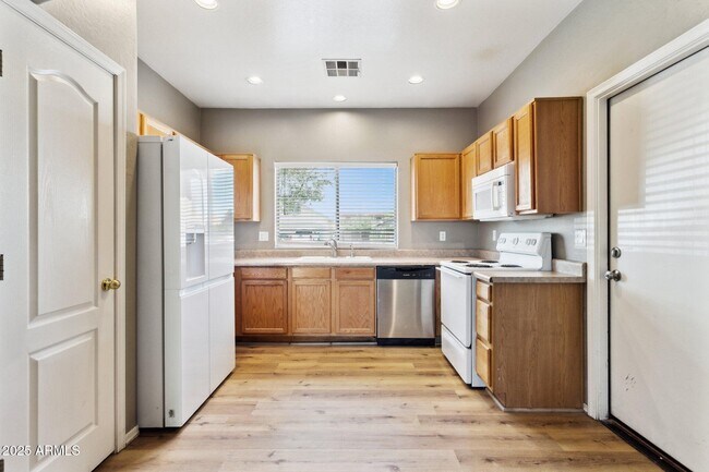 Building Photo - 7930 W Chickasaw St
