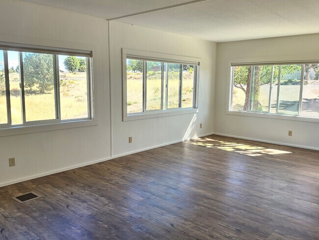 Building Photo - 3 BONUS ROOMS for Office, Art and Play roo...