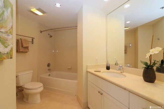 2nd bath - 1800 Washington St