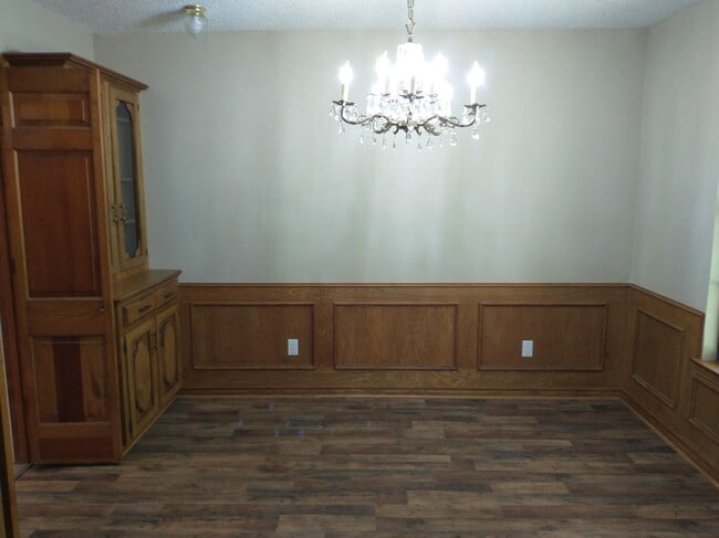 Building Photo - 606 Hillcrest Cir