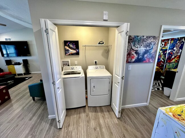 Building Photo - Vibrant 4 Bedroom Getaway with Hot Tub