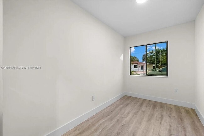 Building Photo - 331 W 40th Pl