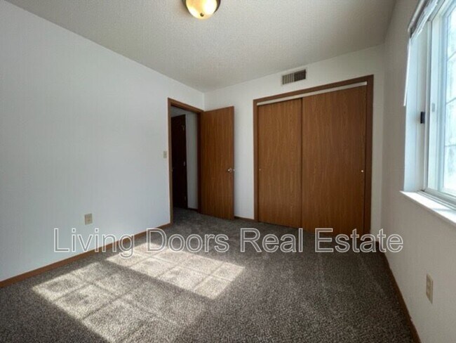 Building Photo - 605 S Washington St