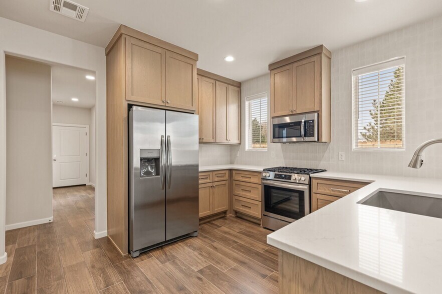 Building Photo - 321 W Commercial St