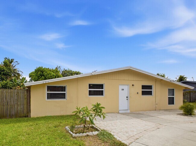 Building Photo - 226 E Gateway Blvd