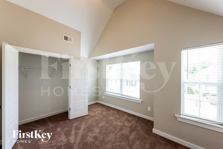 Building Photo - 211 Creek Run Way