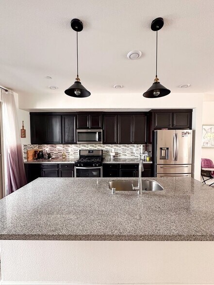 Building Photo - 25393 Parklane Dr
