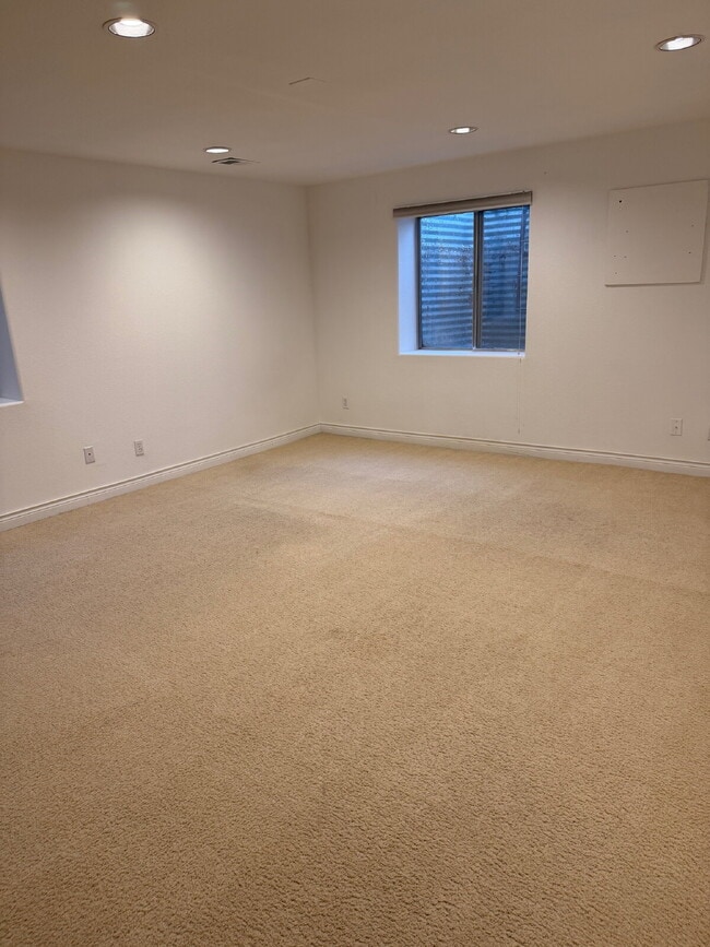 Building Photo - "Charming Thornton Retreat: Spacious 3-Bed, 3-Bath Home with 1,859 Sq Ft of Comfort!"