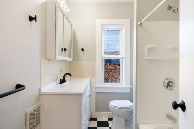 Building Photo - 105-107 Richards