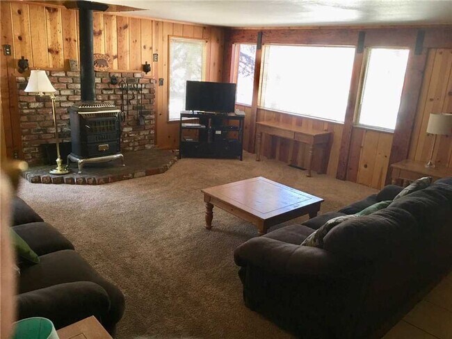 Building Photo - Furnished Seasonal or Long term  for 8 ppl. near heavenly Avail. 04/15/26!