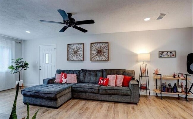 Building Photo - 1201 Holly Hills Dr SW