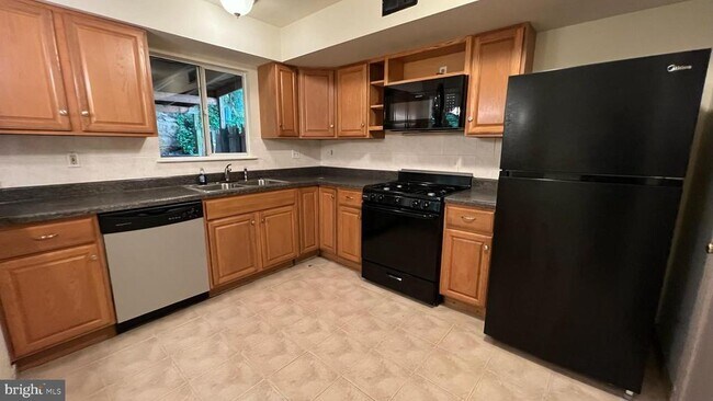 Building Photo - 744 Summit Chase Dr