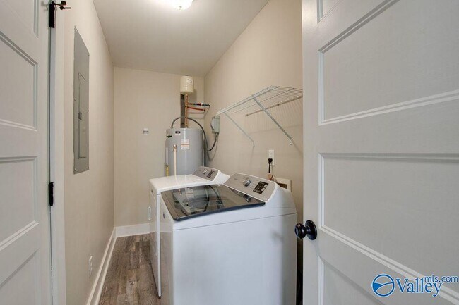 Building Photo - 213 Drake Ave SW