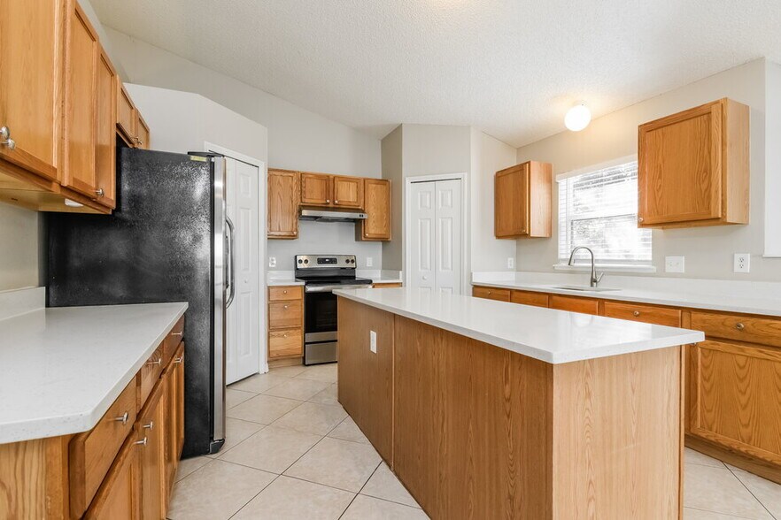 Building Photo - 225 Cranbrook Dr