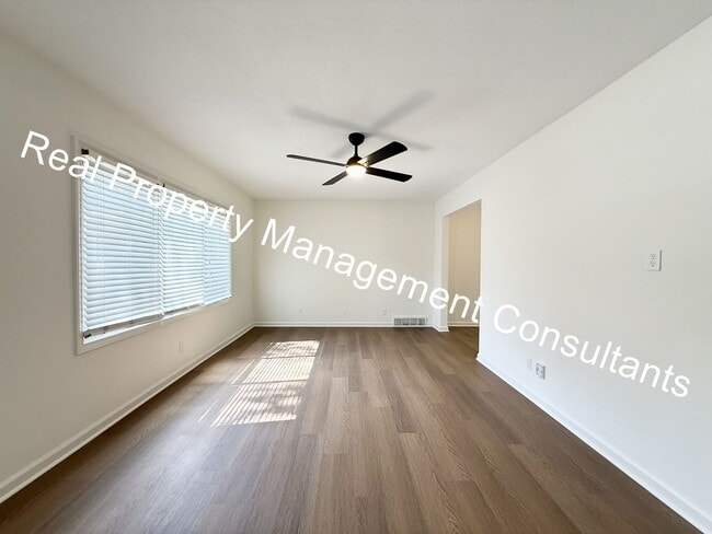 Building Photo - 4 Bed 2 Bath Prairie Village ranch style home!