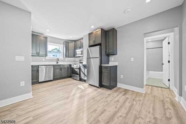 Building Photo - 100 Kansas St