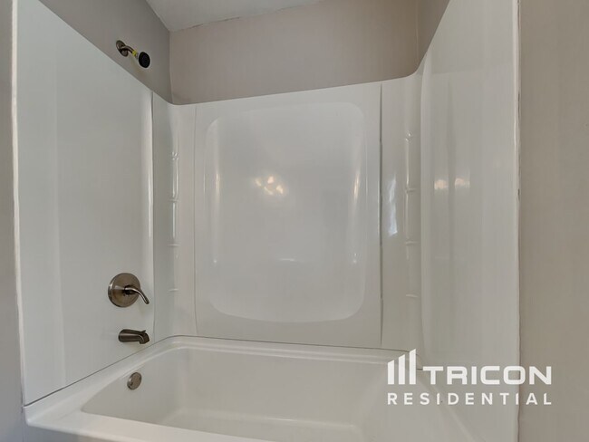 Building Photo - 401 Barbashela Dr