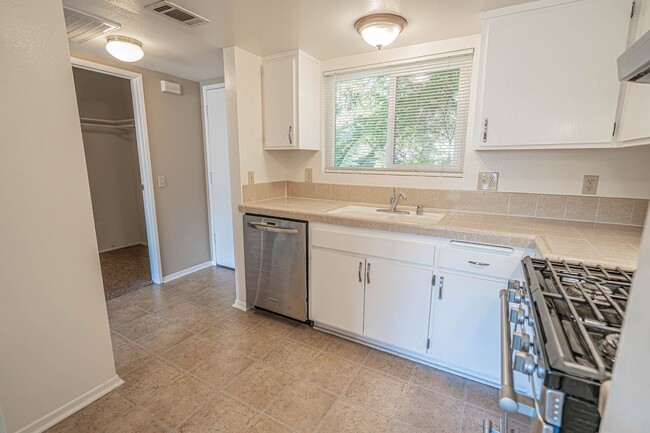 Building Photo - 1 Bedroom Condo for Rent in Canyon Country!