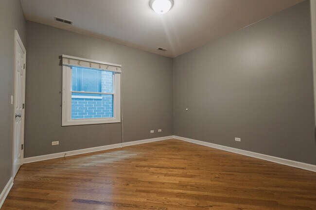 Building Photo - 1527 N Hudson Ave
