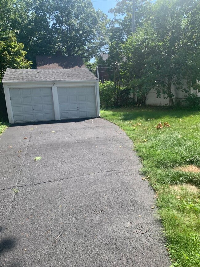 Building Photo - Beautiful Cleveland Heights 4 Bedroom Home...