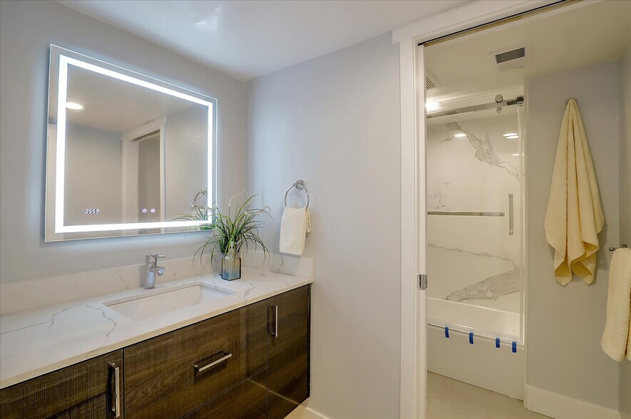 Building Photo - 914 Everett Ave