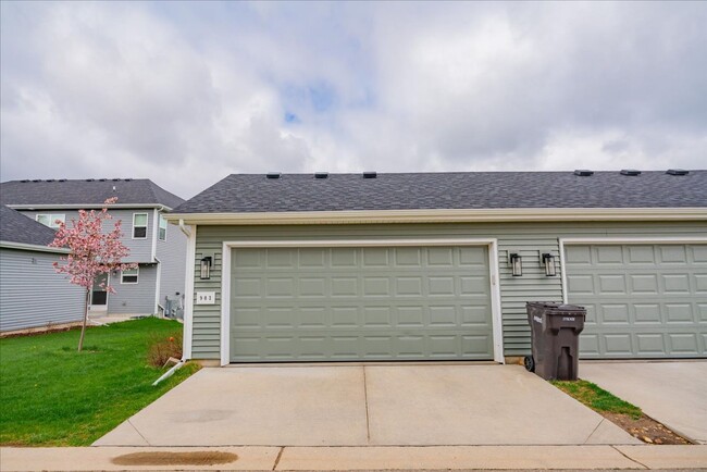 Building Photo - 903 Blue Crane Run