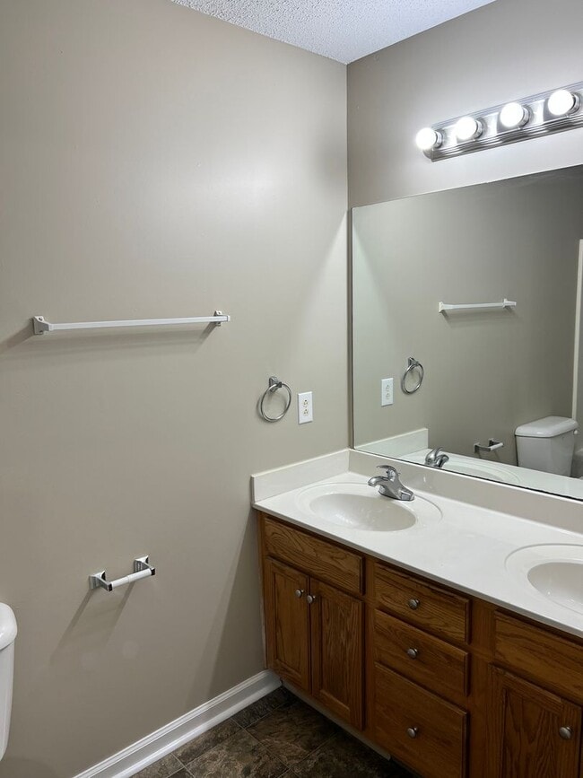 Building Photo - Three Bedroom in Oak Grove