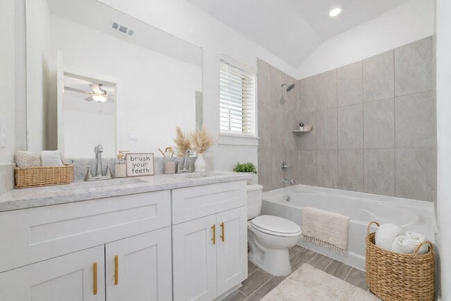 Building Photo - 1118 Elsinore Dr