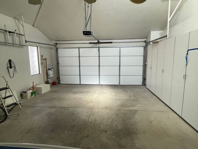 Building Photo - Desirable Windsor Beach Condo! Unfurnished...