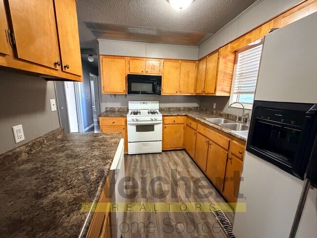 Building Photo - 3 bed, 2 bath