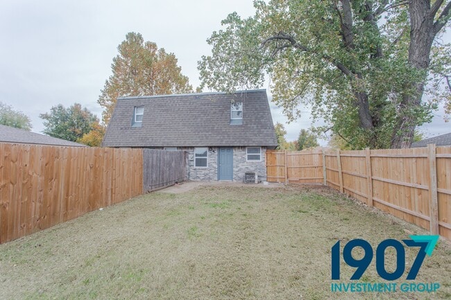 Building Photo - 1247 W Huntington Way