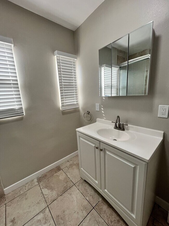 Building Photo - LARGE 1 BEDROOM 1 BATH UPSTAIRS UNIT READY...