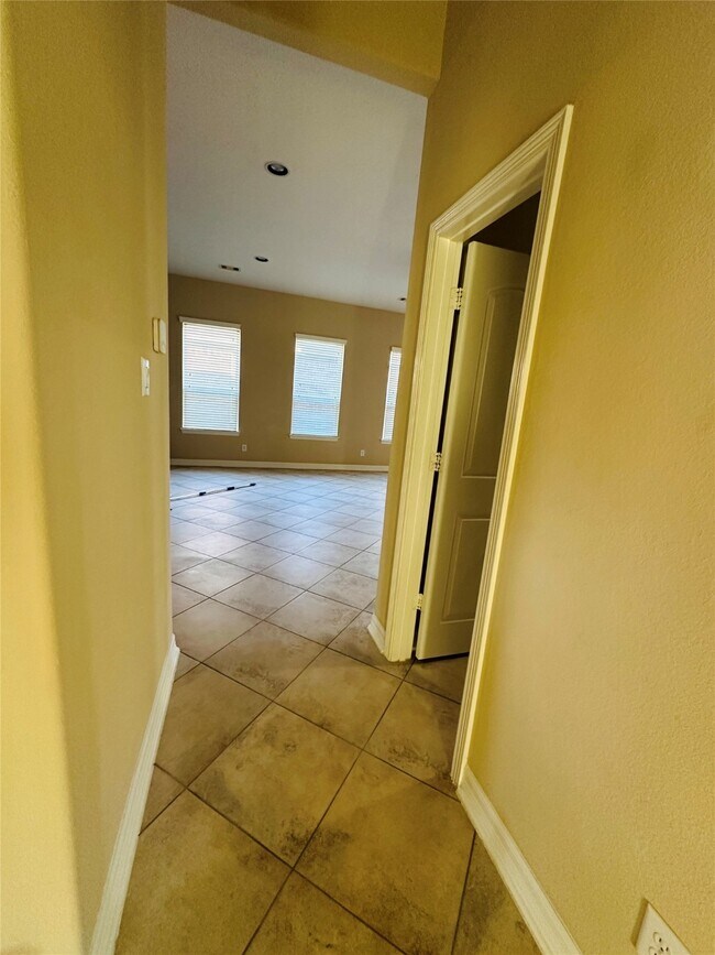 Building Photo - 21927 Field Green Dr