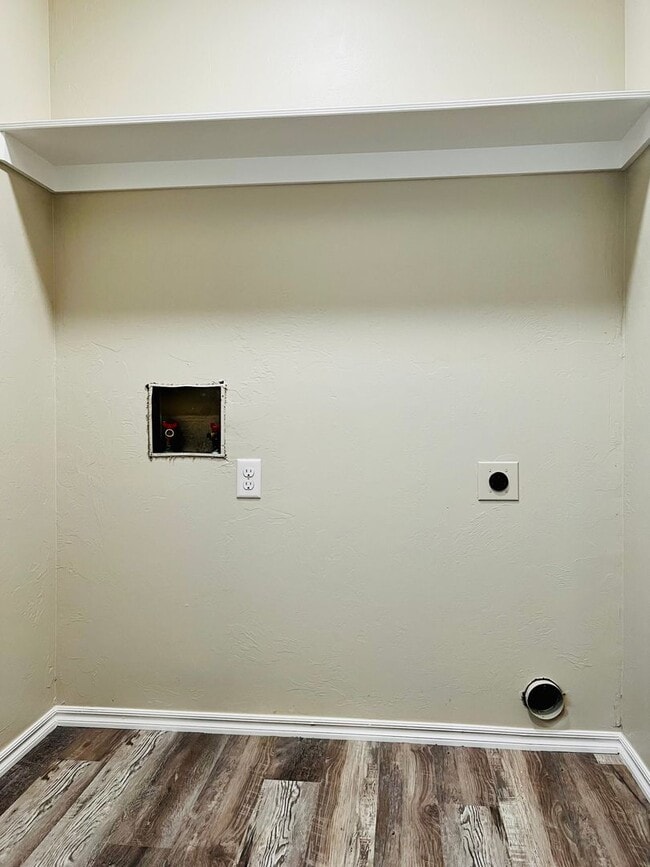 Building Photo - Move-In Special: Updated 2BD 1BA Duplex in...