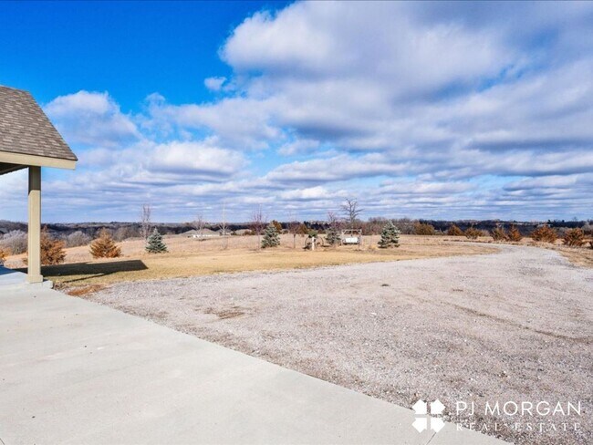 Building Photo - Tucked Away Yet Close to It All-Beautiful Elkhorn Rental has it all!