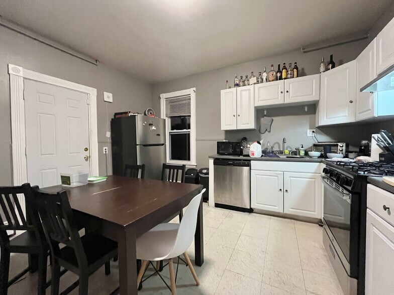 Primary Photo - 168 Hillside St